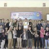 Rektor Uniku berfoto bersama dengan jurnalis Kuningan usai acara.